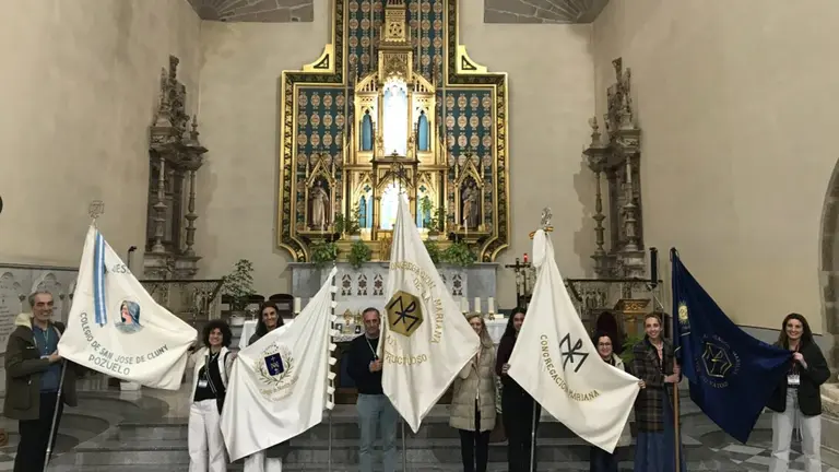 Emocionante momento final, tras la misa, al desfilar todos los miembros de las distintas congregaciones para besar su bandera.