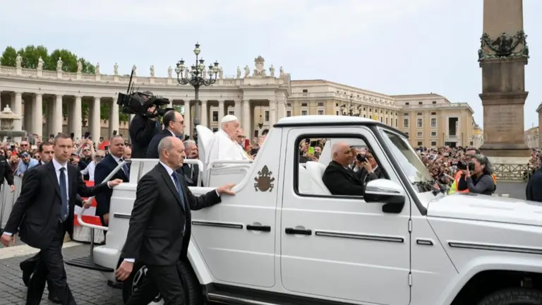 Último recorrido del Papa en la Plaza de San Pedro a bordo del papamóvil tras la bendición "Urbi et Orbi" del Domingo de Pascua, 20 de abril de 2025. (Vatican Media).