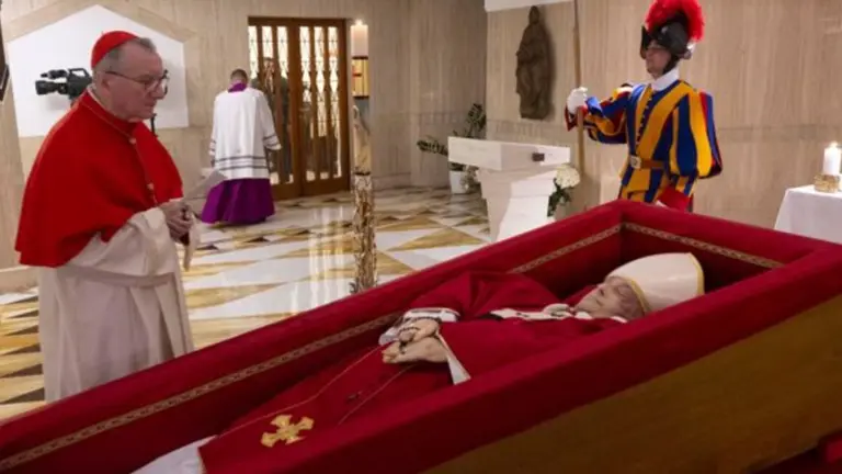 El Papa Francisco, en el féretro dispuesto en la capilla privada de la residencia de Santa Marta.