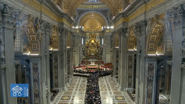 Miles de fieles se despiden del Papa Francisco en la Basílica del Vaticano.