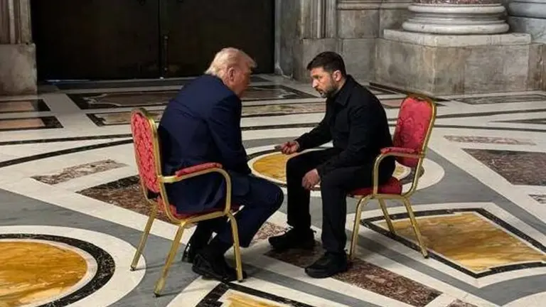 Donald Trump y Zelenski, reunidos en la Basílica de San Pedro del Vaticano.
