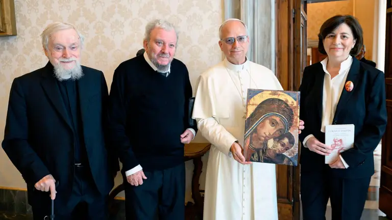 Kiko Argüello, el Padre Mario Pezzi y María Ascensión Romero junto a León XIV.