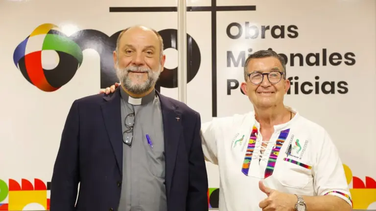 José María Calderón, director de OMP España, junto con Heliodoro Picazo, misionero de la OCSHA, en la presentación de la memoria de actividades de OMP 2024.