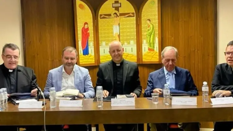 Presentación de 'Mirarán al que traspasaron'. De izquierda a derecha: Pablo Cervera, José Francisco Serrano Oceja, Manuel Vargas, Miguel Ángel Velasco y Javier Pueyo. Crédito: Religión en Libertad.