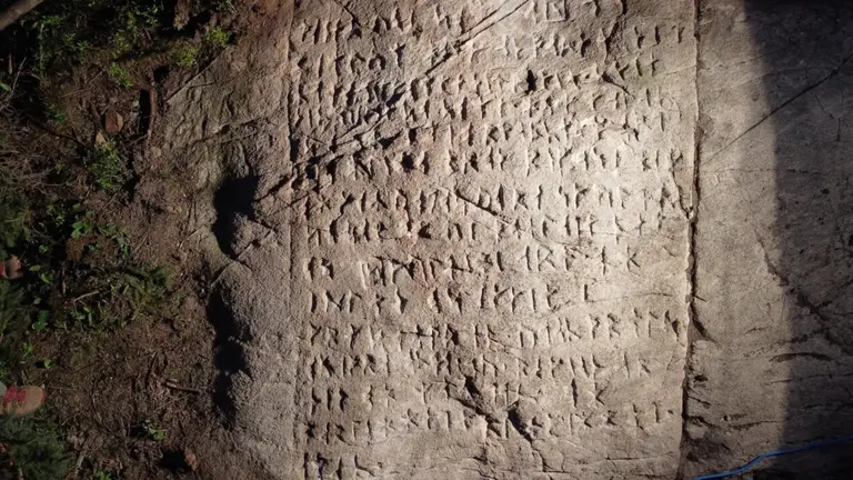 Grabado rúnico recién descubierto en roca de Ontario. Crédito: Ryan Primrose / Centro de Educación Arqueológica de Ontario.