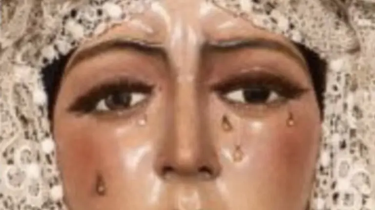 La primera restauración de la Macarena de Sevilla causó indignación a los devotos.