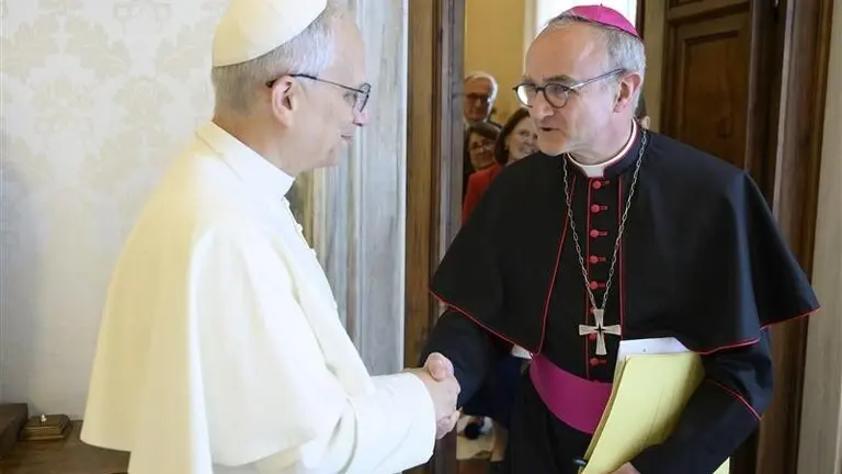 El Papa León XIV con el obispo francés Thibault Verny, nuevo presidente de la Comisión Pontificia para la Protección de Menores. 
