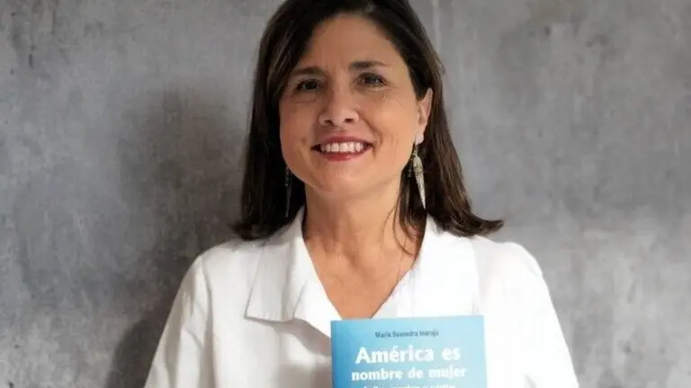 María Saavedra con el libro.