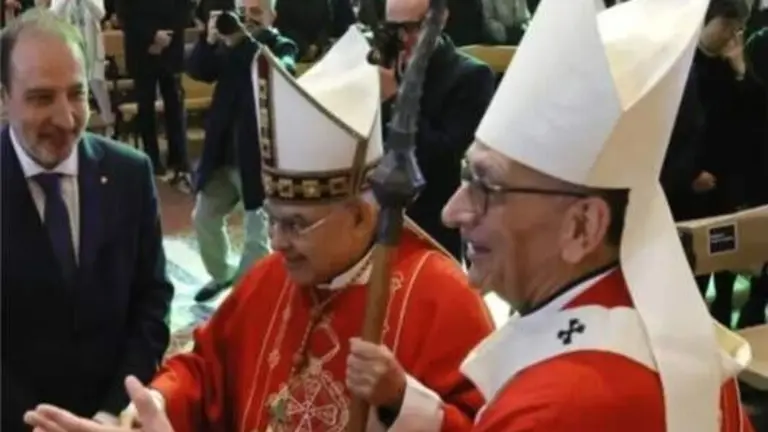 El cardenal Juan José Omella junto al cardenal Semeraro en una misa de beatificación en la Sagrada Familia de Barcelona. Crédito: redes sociales.