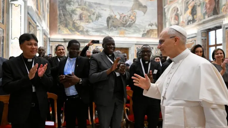 El Papa con los participantes del Curso de Formación del Ateneo Pontificio Regina Apostolorum y los miembros del Capítulo General de los Hermanos Javerianos, los dos grupos que ha recibido el 25 de julio en el Vaticano. (@Vatican Media)