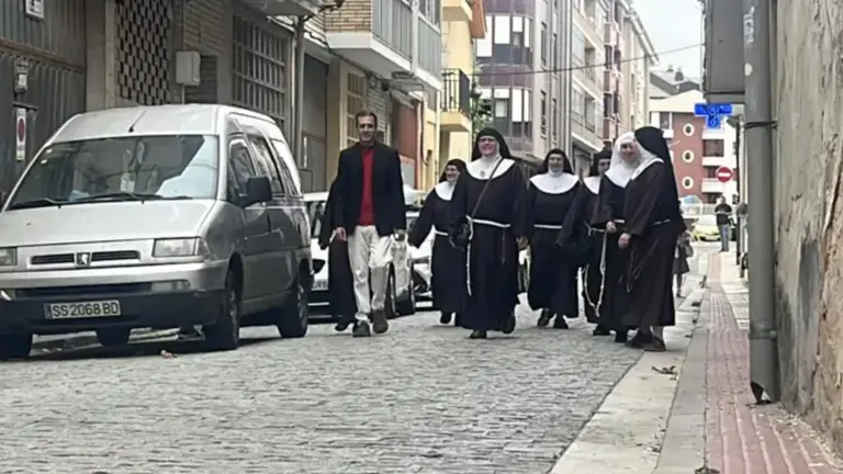 El portavoz de prensa de las ex monjas, Francisco Canals, junto con las ex religiosas de Belorado a su llegada al juzgado de Briviesca. Europa Press.