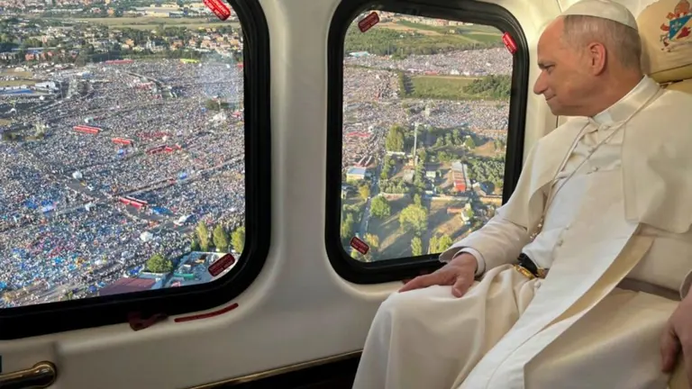 El Papa León desde helicóptero a su llegada a Tor Vergata   (Vatican Media).