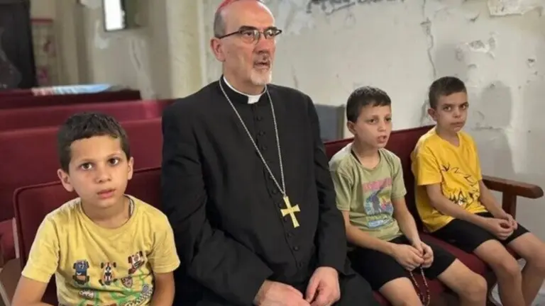 Foto del cardenal Pierbattista Pizzaballa rezando el rosario con niños de la parroquia de la Sagrada Familia en la Franja de Gaza. La foto ha sido distribuida por el párroco, el sacerdote Gabriel Romanelli.