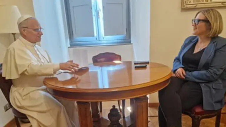 El Papa y la periodista Elise Ann Allen (CRUX).