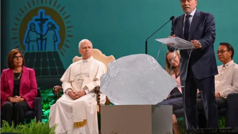 Arnold Schwarzenegger junto al Papa León XIV, durante la Conferencia Raising Hope.