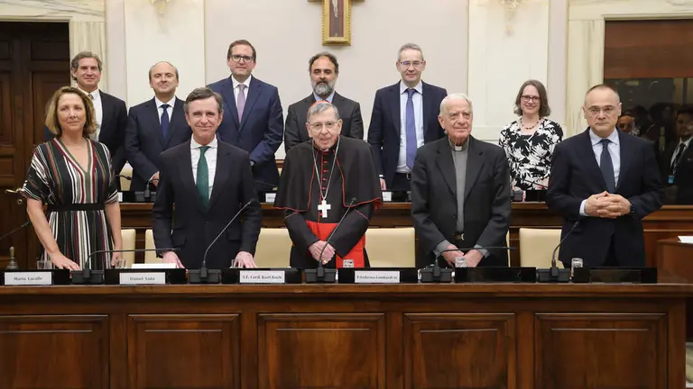 Autoridades y ganadores de la VII edición de los Premios Razón Abierta en la Pontificia Academia de las Ciencias en el Vaticano.