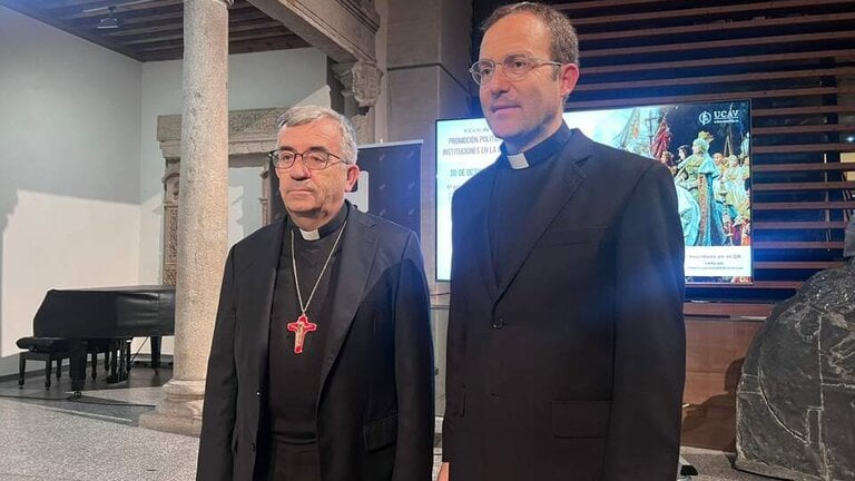Monse&ntilde;or Luis Javier Arg&uuml;ello en la conferencia en la Universidad Cat&oacute;lica de &Aacute;vila.