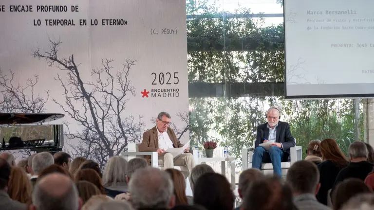 Marco Bersanelli con José Luis Restán en EncuentroMadrid 2025.