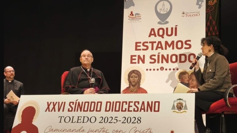 El arzobispo de Toledo, Mons. Francisco Cerro Chaves, presentando el s&iacute;nodo diocesano.