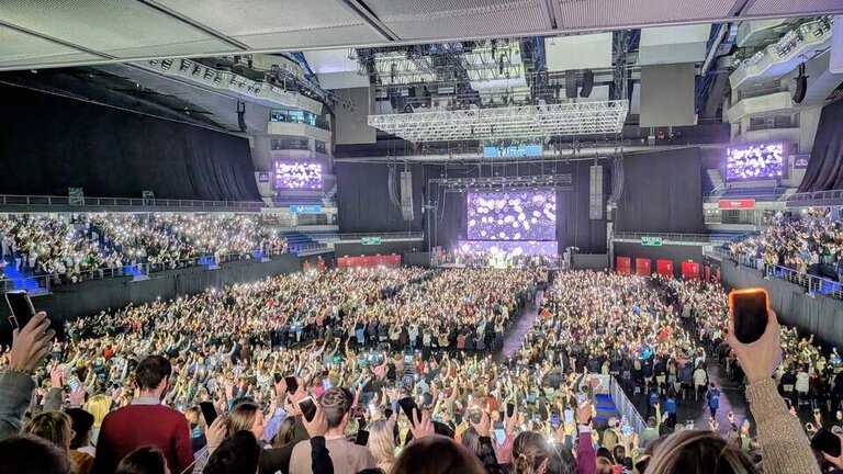 M&aacute;s de 6.000 personas asisten al macroevento cristiano 'Llamados' en el Movistar Arena.