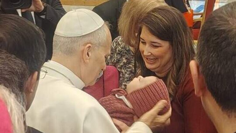 Album. El Papa bendice al beb&eacute; Le&oacute;n en brazos de su madre Nerea.