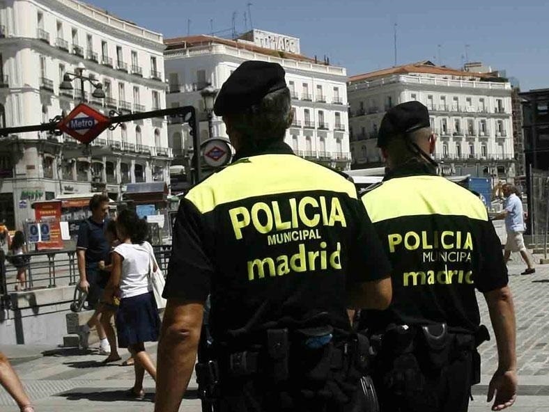 Dos agentes de la Policía Municipal de Madrid patrullan por la Puerta del Sol.