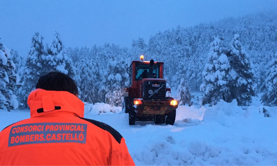 Bomberos de la Diputación de Castellón trabajan en la nieve. Foto de archivo.