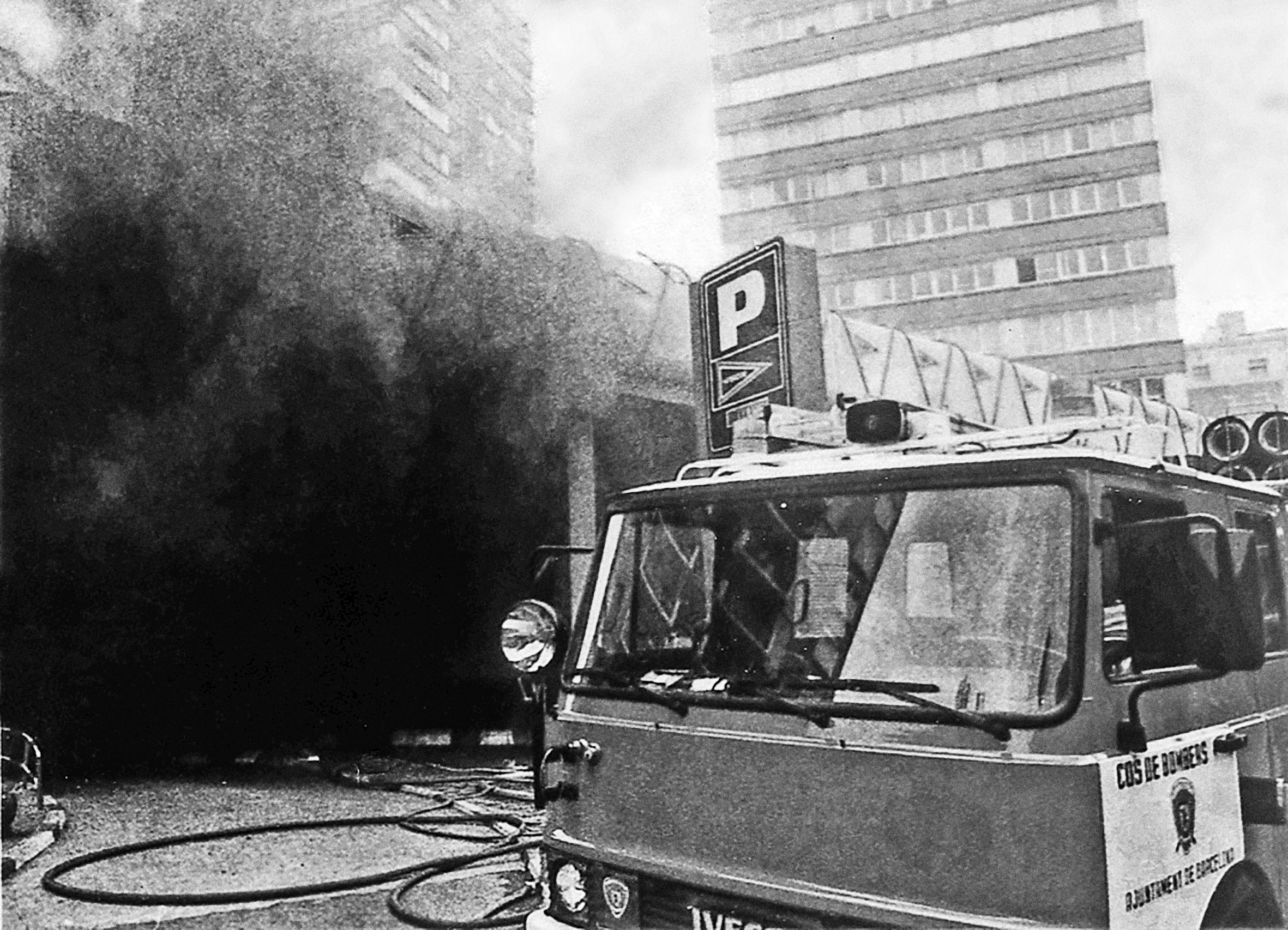 Un coche de bomberos en las inmediaciones del centro comercial Hipercor donde ETA perpetró un atentado con un artefacto explosivo, a 19 de junio de 1987, en Barcelona, Cataluña, (España). Se cumplen 10 años del cese de la violencia de ETA. El 20 de octubre de 2011 la banda terrorista ETA anunciaba que ponía fin a 43 años de terrorismo que se saldaron con 829 víctimas mortales. La declaración se hizo a través de un comunicado escrito y en vídeo, leído por tres encapuchados. En él se limitaron a solicitar "un diálogo directo" con el Gobierno para resolver las "consecuencias del conflicto", esto es, la situación de presos y los etarras que viven en la clandestinidad, y superar lo que llama "la confrontación armada".