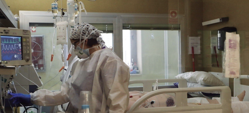 Paciente en la UCI en el Hospital Gómez Ulla. Foto de archivo.