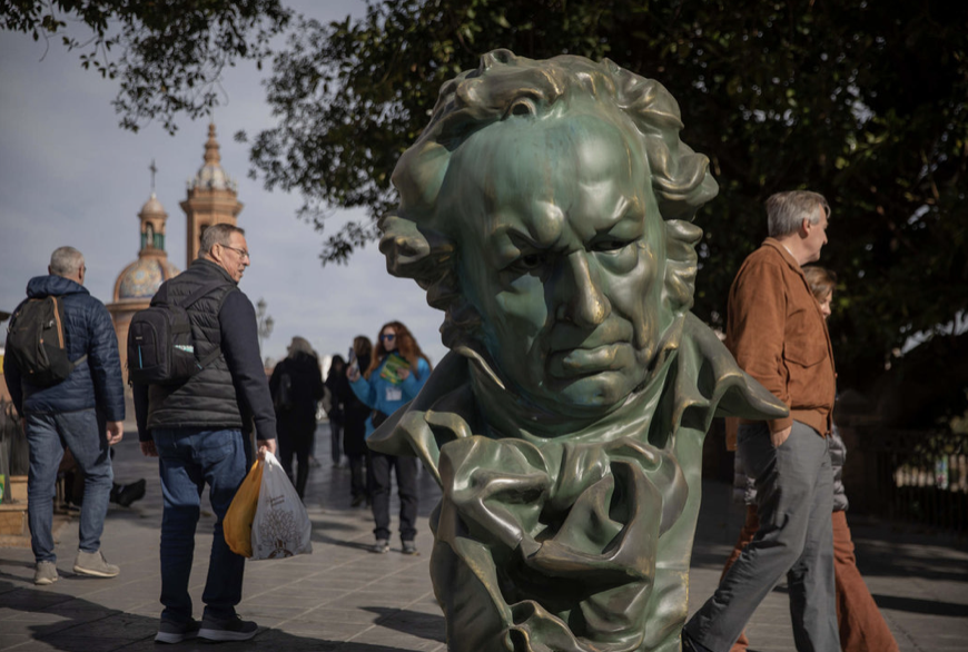 Una de las réplicas gigantes de la estatuilla de Los Goya instalada en la Plaza del Altozano el pasado 26 de enero en Sevilla.