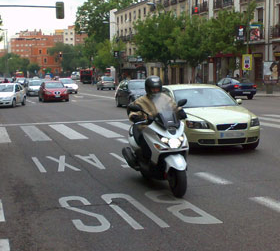Carril bus-taxi-moto en Madrid.