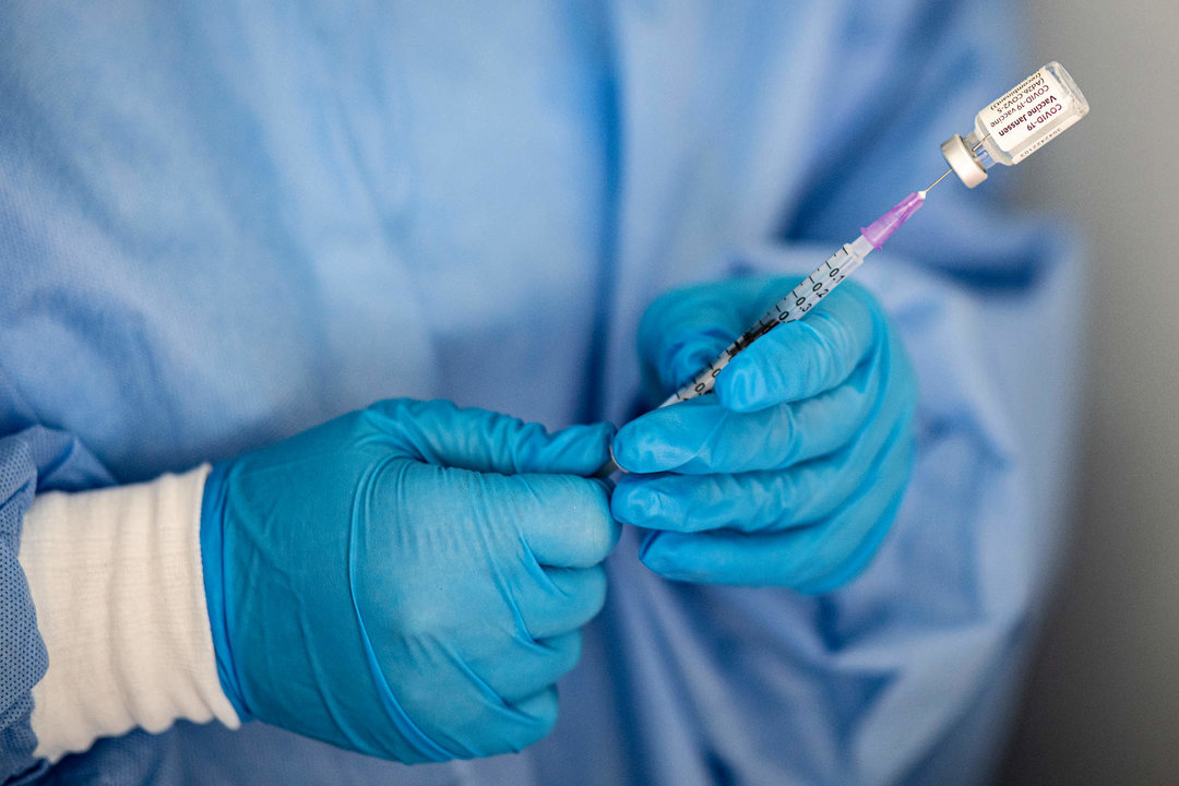 Profesional sanitario con una dosis de vacuna del covid-19.