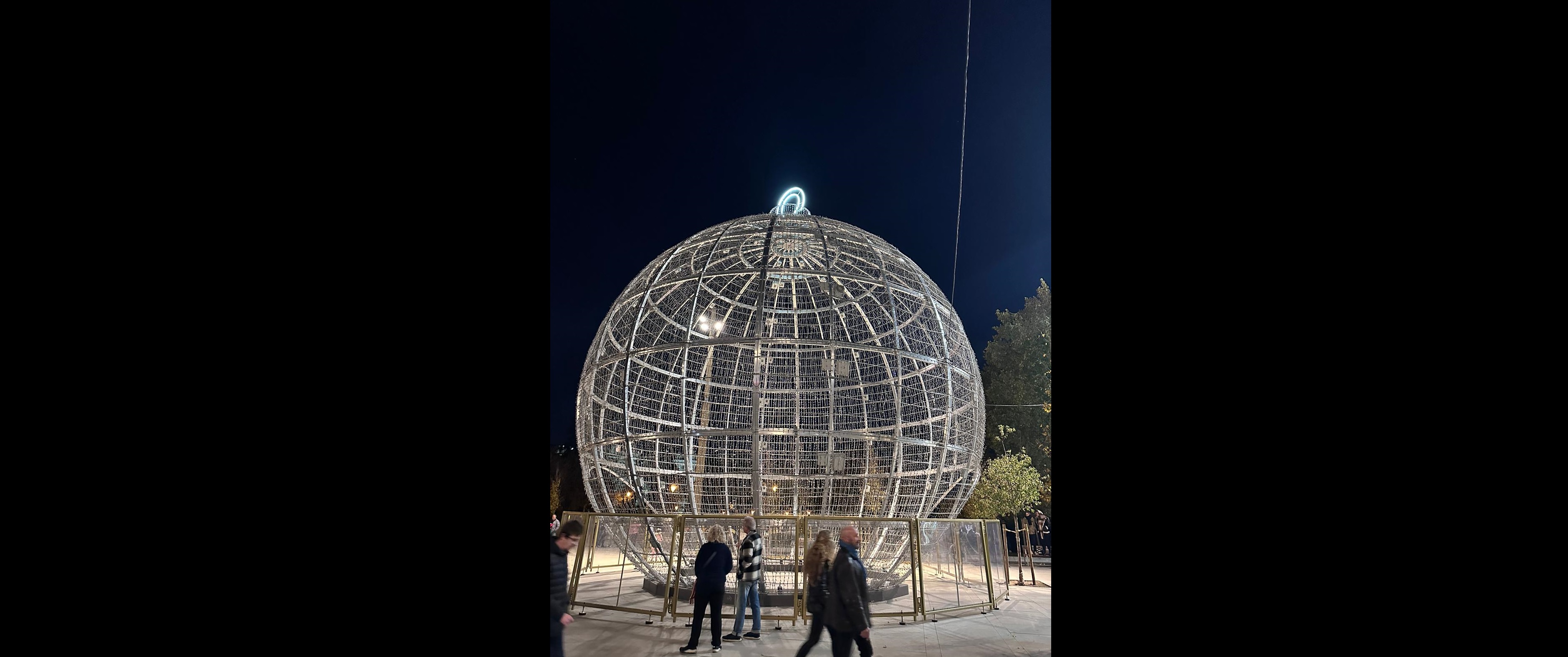 Bola de Navidad apagada, en Madrid.