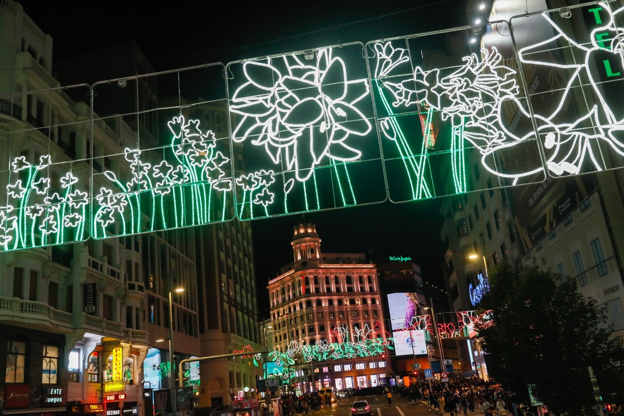 Guirnaldas decorativas en Gran Vía. 