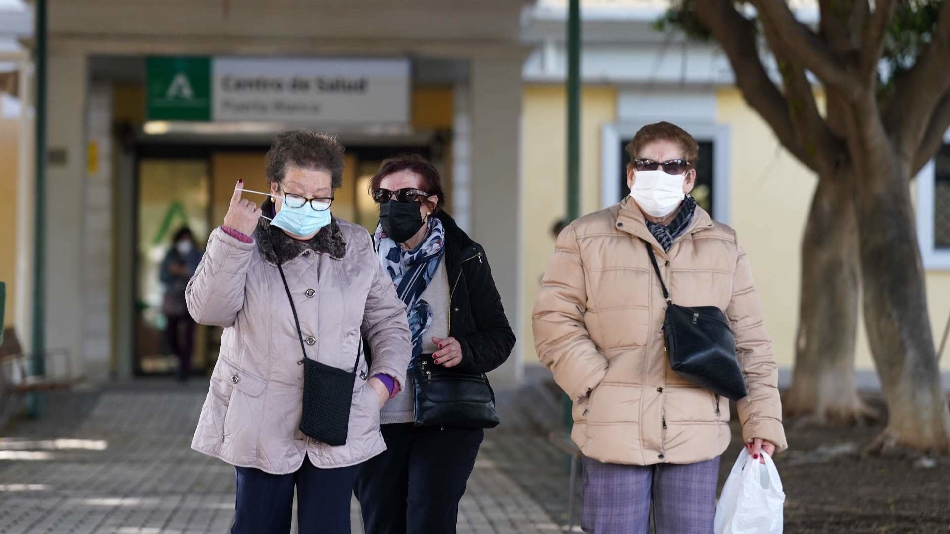 Varias personas con mascarilla en un centro de salud. 