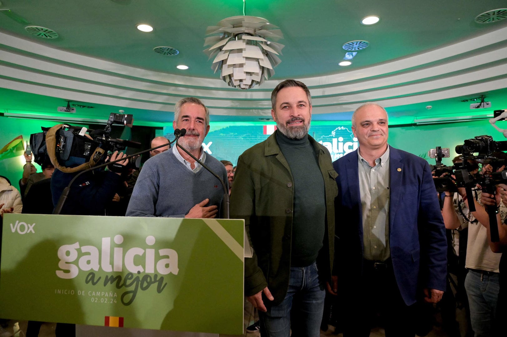 El líder de Vox, Santiago Abascal (), en un acto público en el inicio de campaña a las elecciones a la Xunta de Galicia 2024, junto al candidato a la Presidencia de la Xunta, Álvaro Díaz-Mella () y al candidato de Vox por A Coruña, Manuel Fuentes (). Foto: M. Dylan / Europa Press