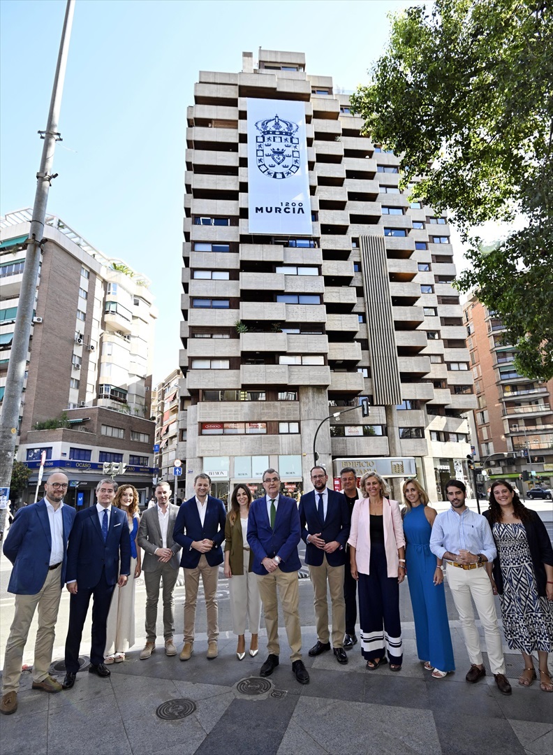 La ciudad de Murcia conmemora su 1.200 aniversario con una imagen que ensalza lo antiguo y lo nuevo. (Foto: JUANCHI LOPEZ / AYUNTAMIENTO DE MURCIA)