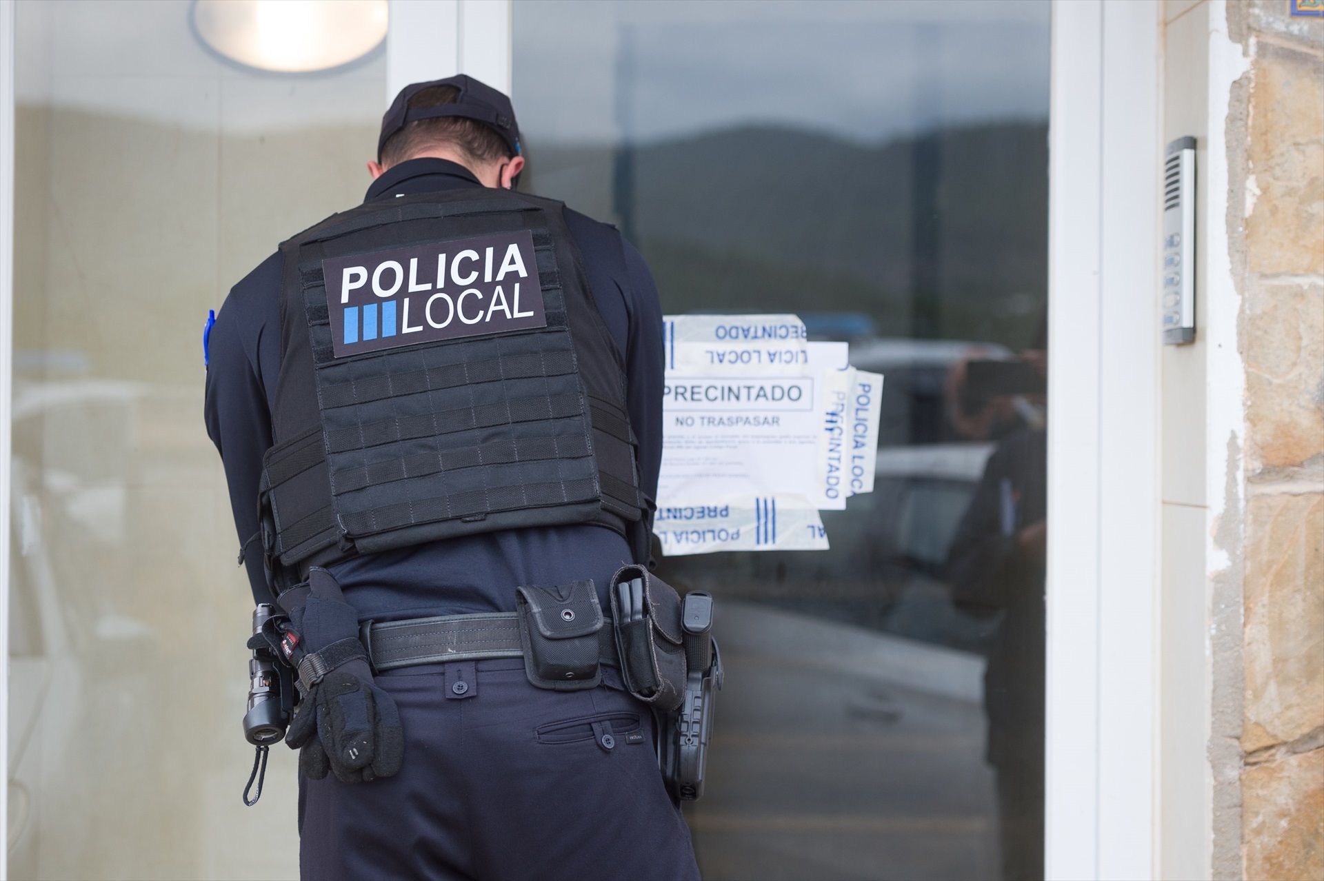 Un policía local precinta una vivienda durante el desalojo forzoso de las familias que viven en los apartamentos Don Pepe, a 17 de diciembre de 2021, en Es Codolar, Sant Josep de sa Talaia, Ibiza (Foto: Germán Lama / Europa Press)