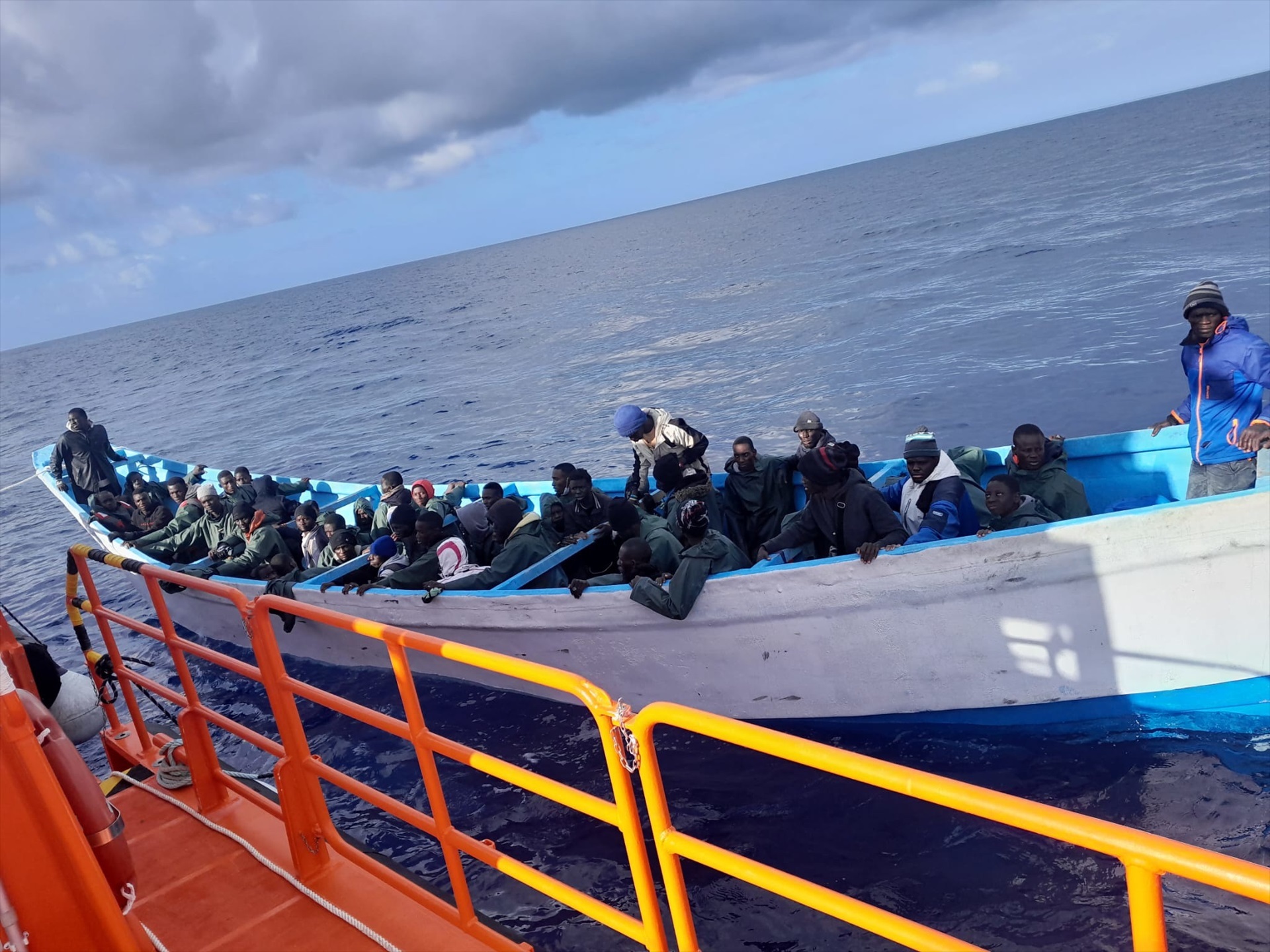 Salvamento Marítimo rescata un cayuco al sur de la isla de Gran Canaria. SALVAMENTO MARÍTIMO/ EUROPA PRESS