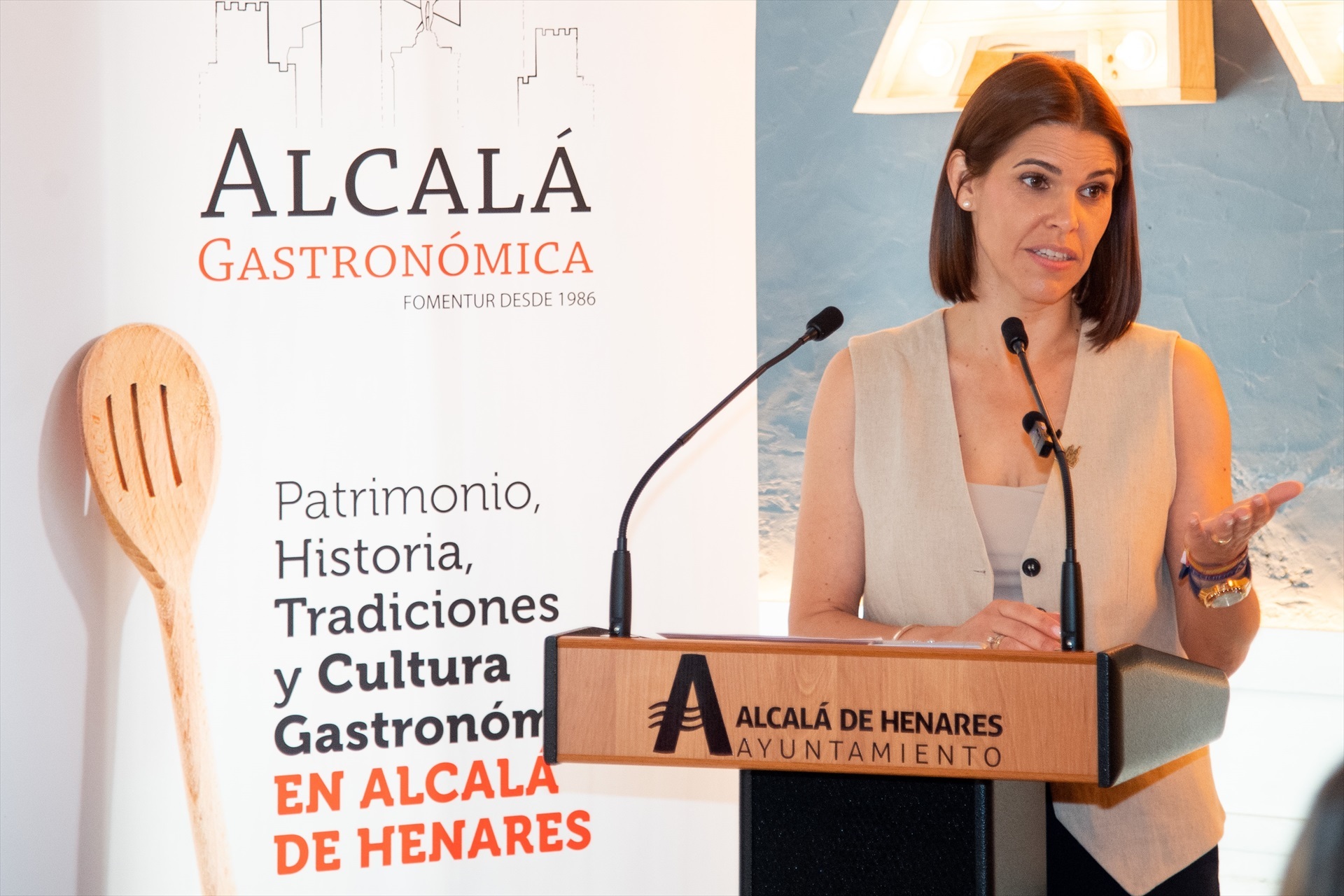 La alcaldesa de Alcalá, Judith Piquet, ha participado en la presentación de las propuestas de verano de Alcalá Gastronómica-Fomentur. (Firma: AYUNTAMIENTO DE ALCALÁ DE HENARES)