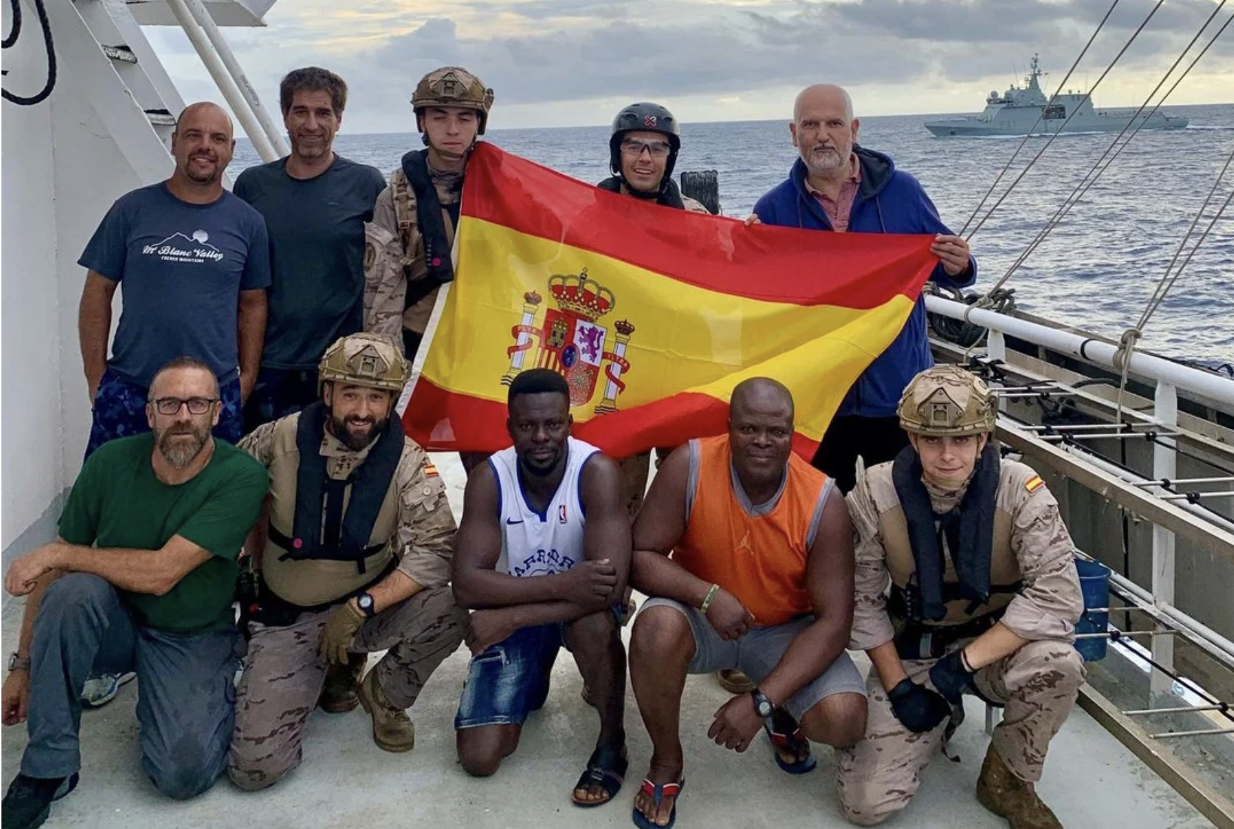 Militares de la Armada, con la tripulación del 'Playa de Bakio' (Foto: @EMADmde).