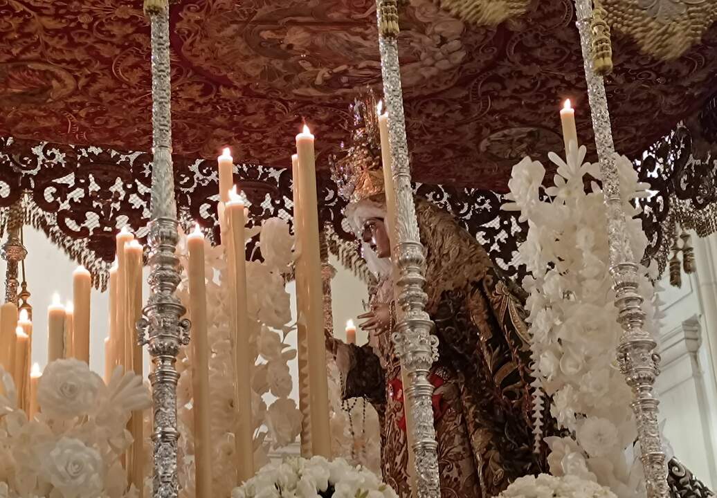 María Santísima de la Esperanza Macarena procesionando ayer en Sevilla.