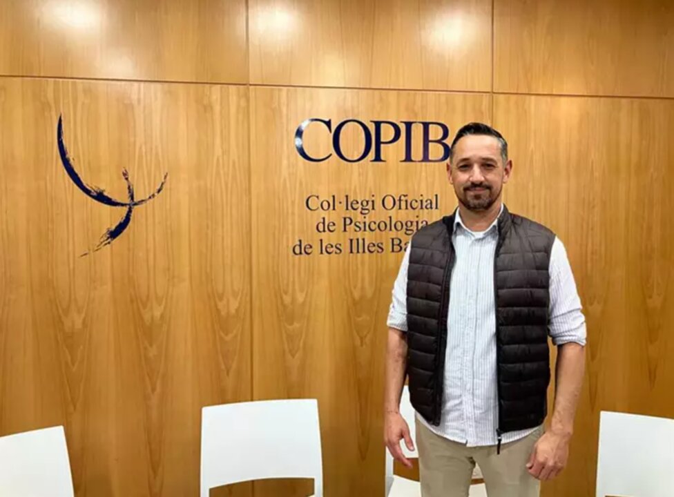 El policía tutor de Marratxí Silvestre del Río, tras la conferencia impartida en el Copib. Foto: Europa Press.