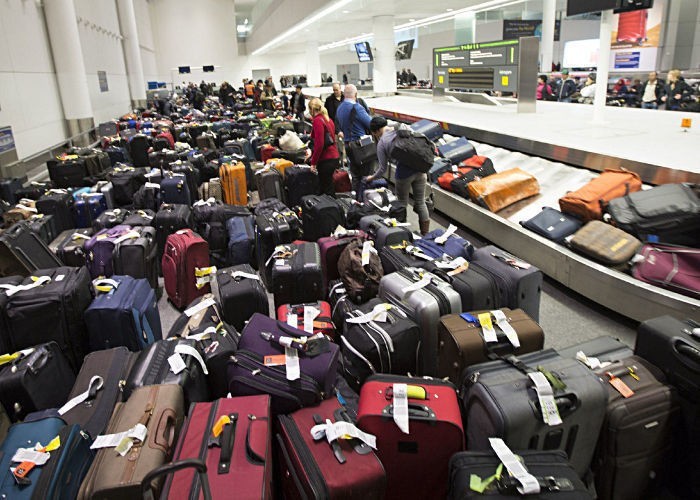 Opiáceo acortar Inválido Colapso de maletas en los grandes aeropuertos españoles