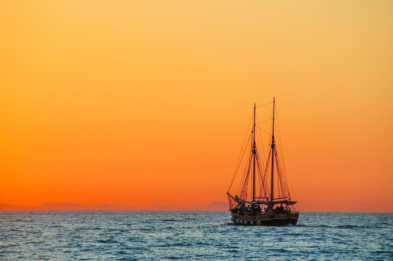 Un velero navegando por el mar. Click & Boat