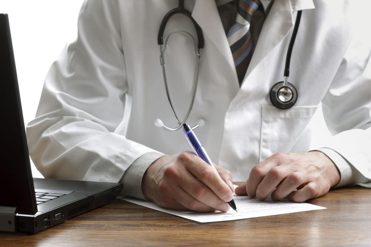 Médico de familia pasando consulta.