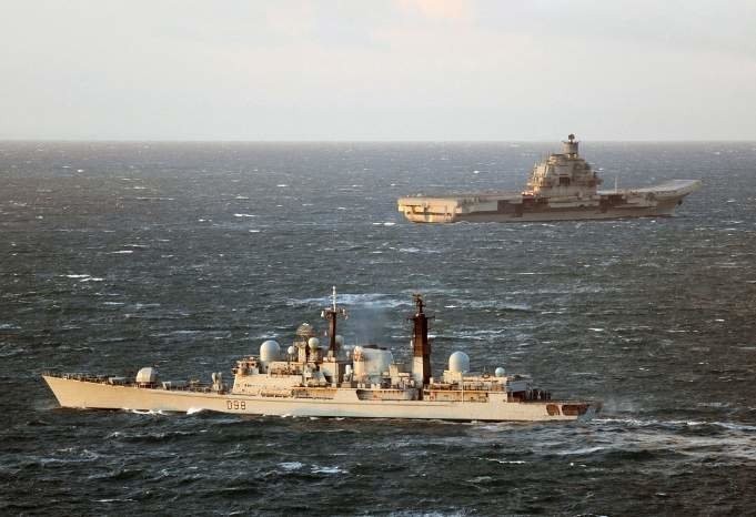La fragata de la Royal Navy HMS Liverpool siguiendo de cerca al portaaviones ruso Admiral Kuznetsov.