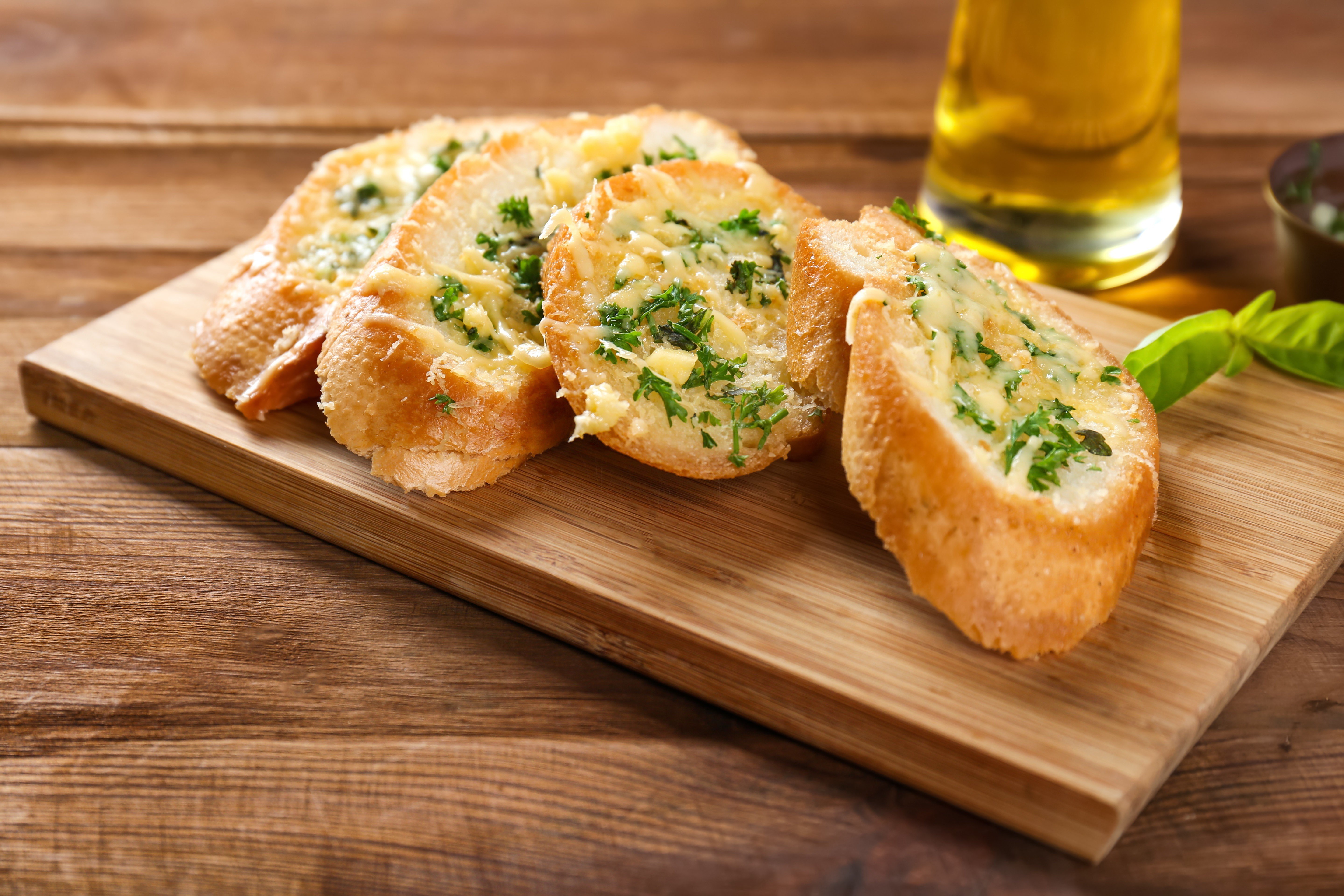 Рецепт хлеб чеснок масло. Крутоны, крутоны-муаль -это. Гарлик Брэд. Хлеб с сыром. Хлеб с чесноком и зеленью.