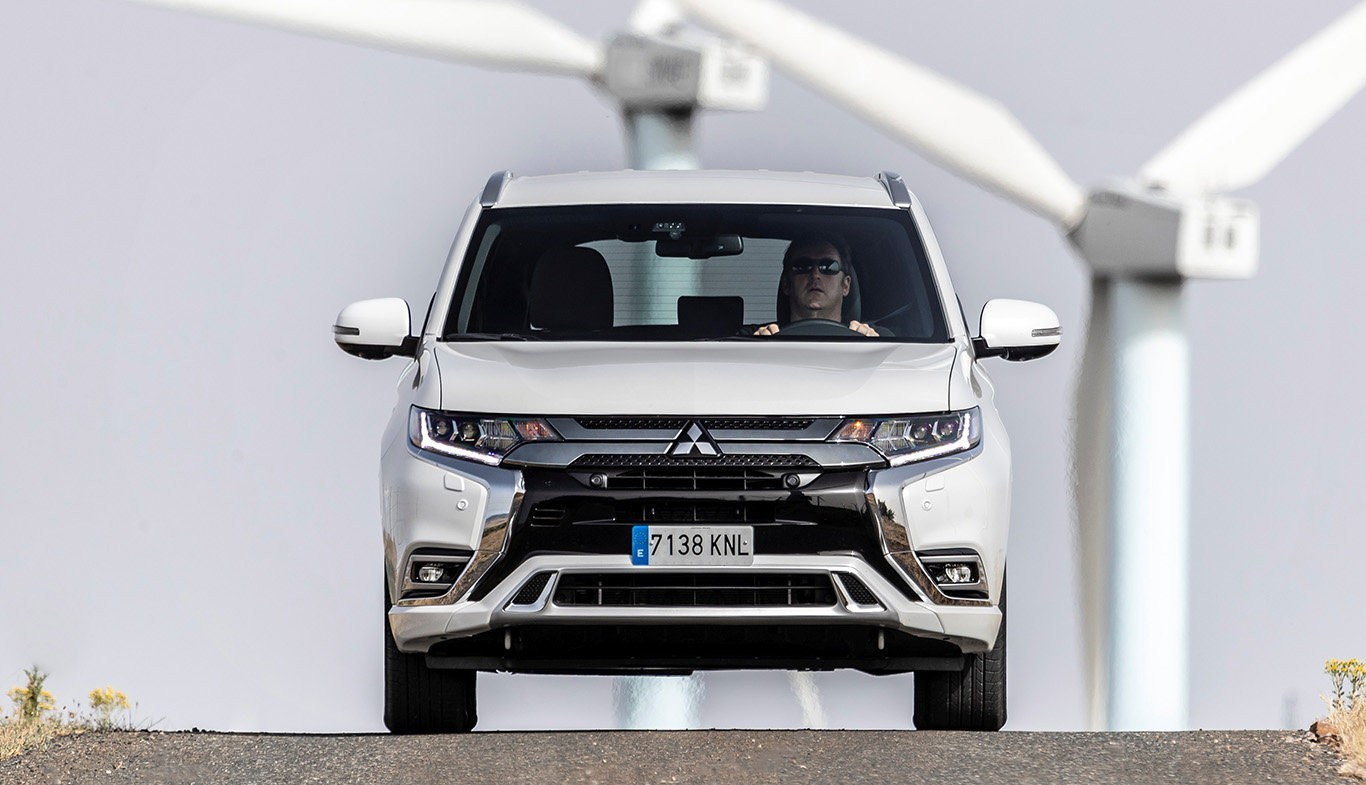 Mitsubishi Outlander PHEV: frontal