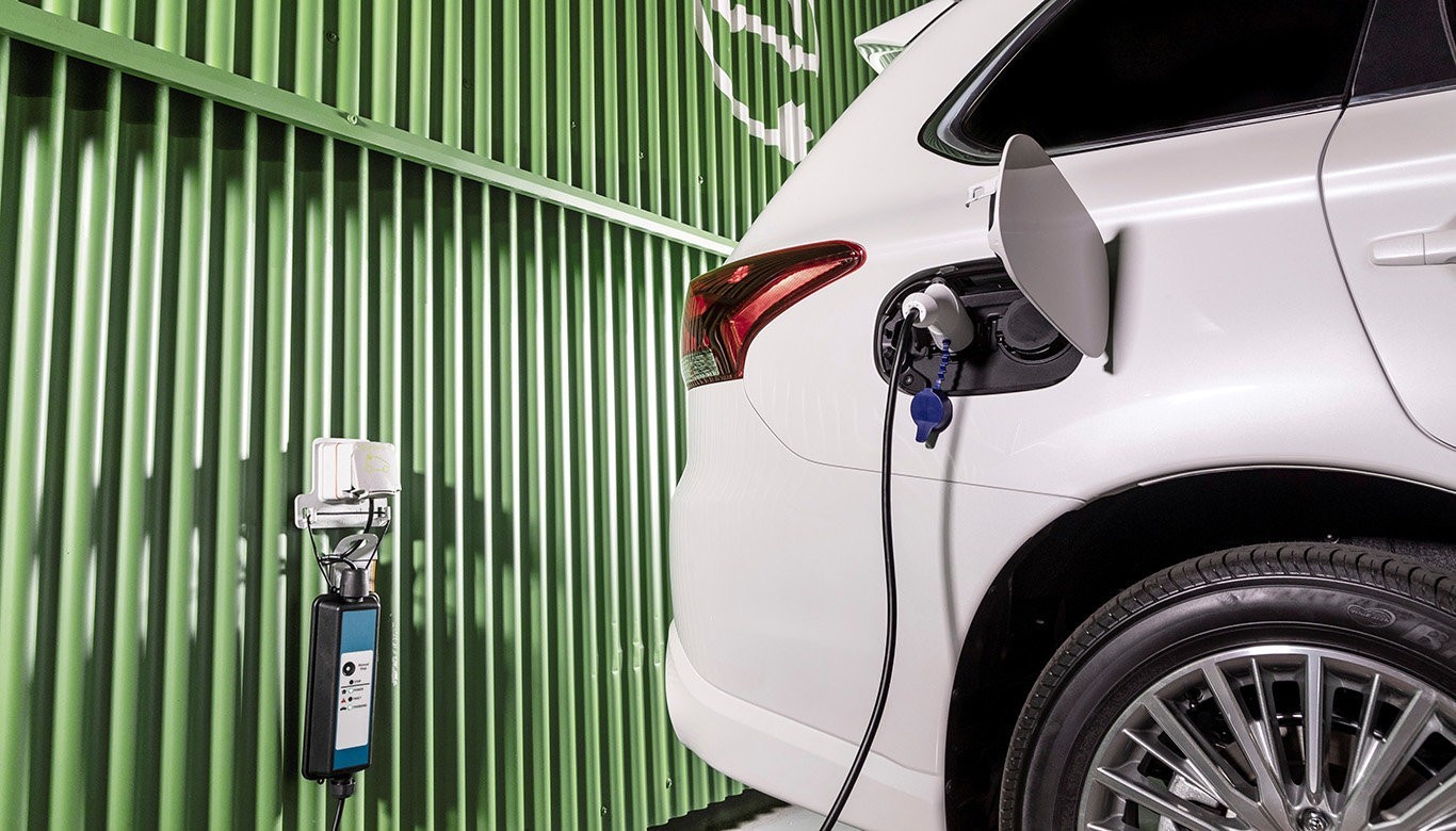 Mitsubishi Outlander PHEV: detalle enchufe eléctrico